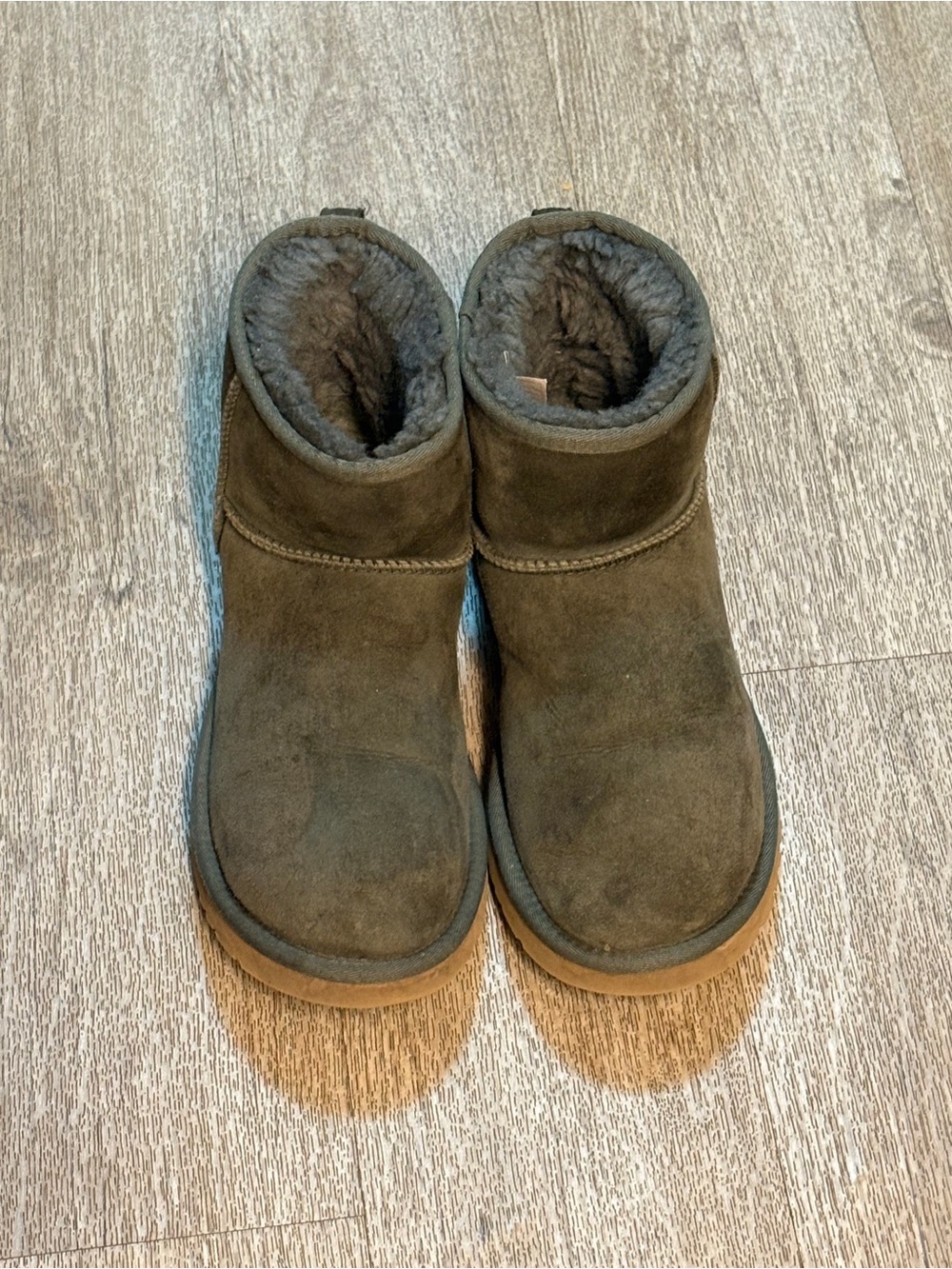 UGG REGENERATE OLIVE GREEN CLASSIC SHORT BOOTS SIZE 9